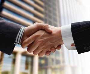 business handshake over blue background/apreton de manos sobre fondo azul